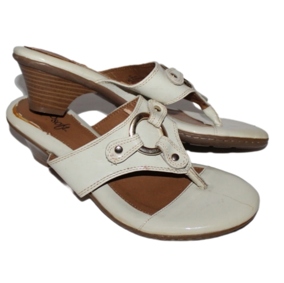 Women's Slip-On Heeled Flip-Flops - Picture 14 of 16